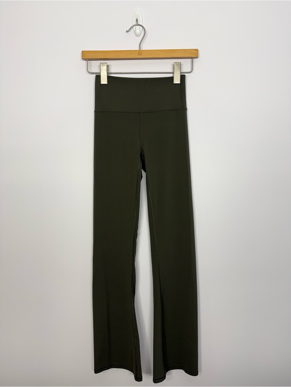 31: Vuori AllTheFeels Slim Flare Pant Olive Green Size XS 29.5” inseam
